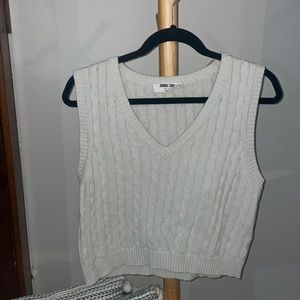 Like new Women’s cropped sweater vest size L